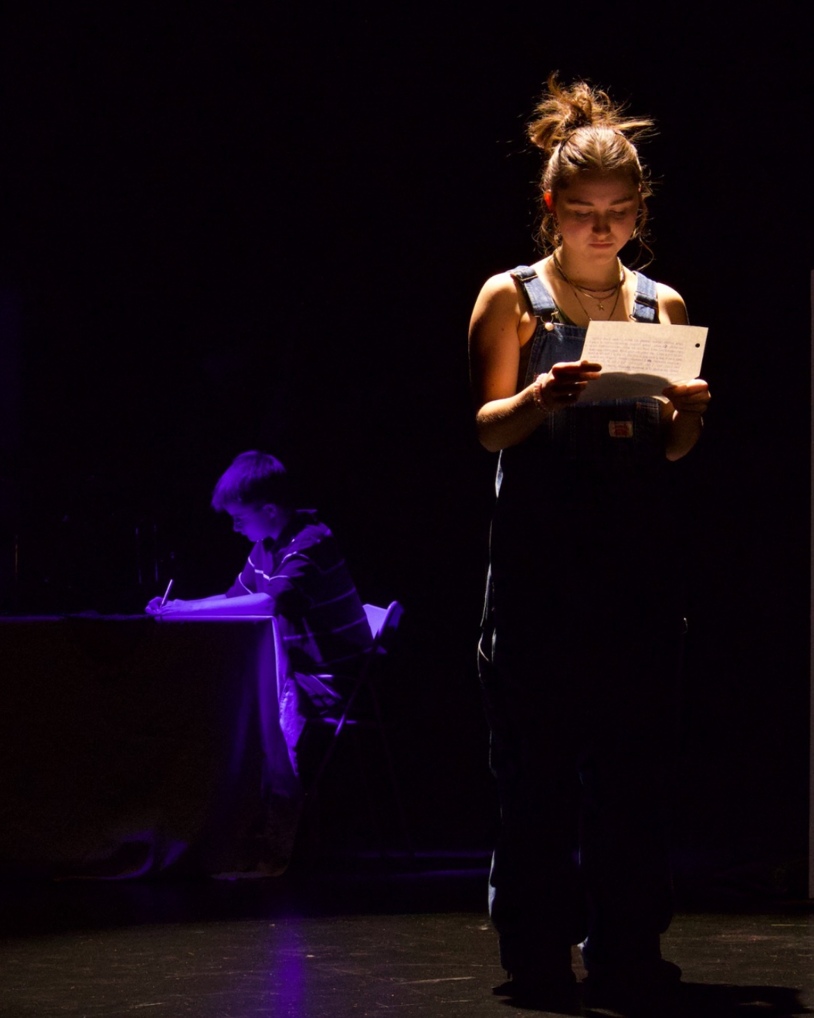 Scène, comédiens au piano et lecture d'une lettre